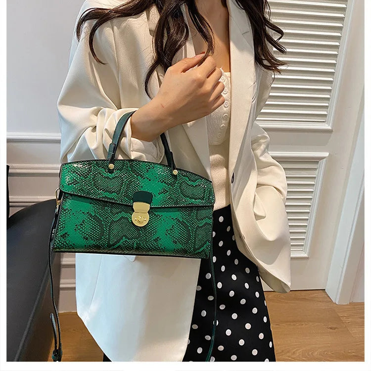 Fashion Handbag 2024 Wwomen's New Crossbody Leather Purse Serpentine Pattern Designer Bucket Luxury Brand Solid Color Tote Bag