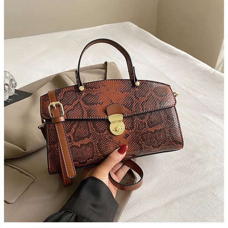 Fashion Handbag 2024 Wwomen's New Crossbody Leather Purse Serpentine Pattern Designer Bucket Luxury Brand Solid Color Tote Bag